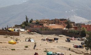 Vila de Amizmiz, em Marrocos, tornou-se acampamento improvisado entre ruínas
