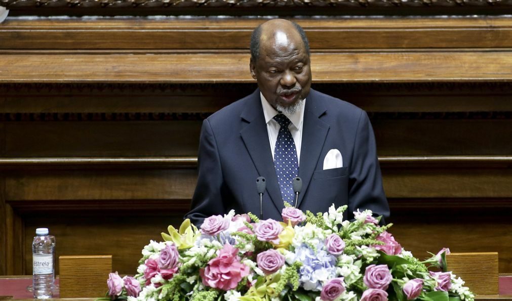 Ex-PR Chissano defende aposta na educação e tecnologias para Moçambique superar desafios