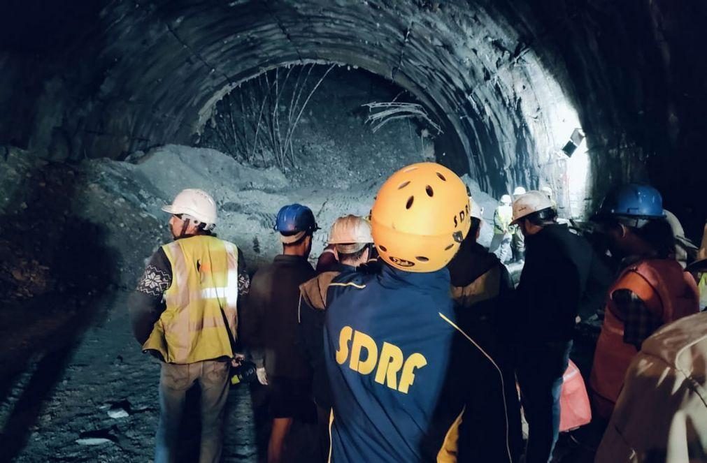 Equipas continuam a tentar resgatar 40 trabalhadores soterrados em túnel na Índia