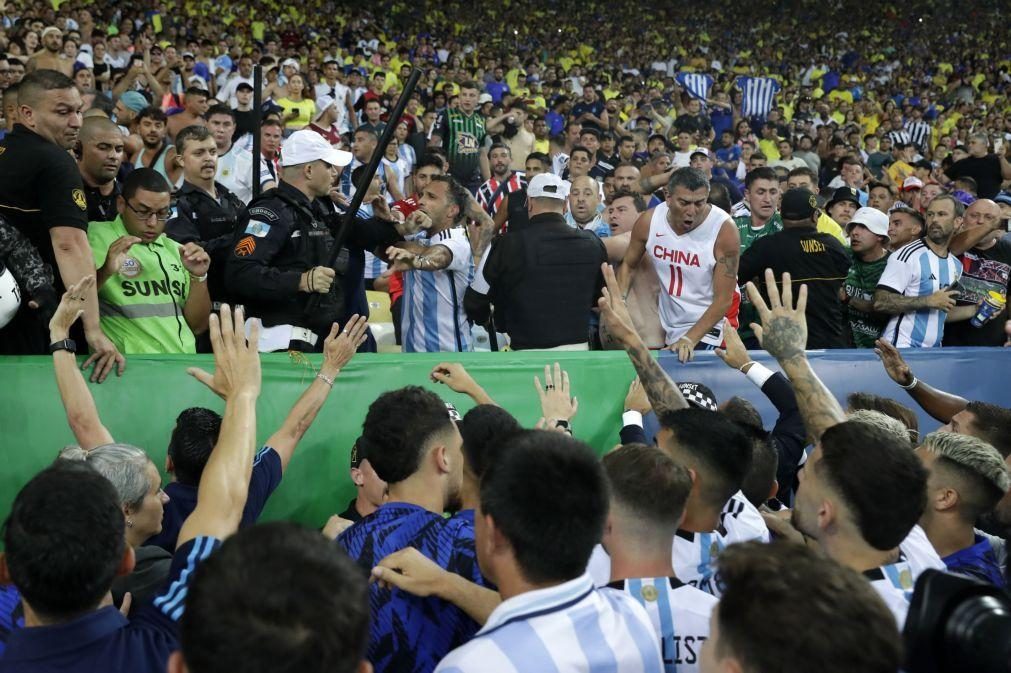 Brasil-Argentina começou atrasado devido a confrontos nas bancadas