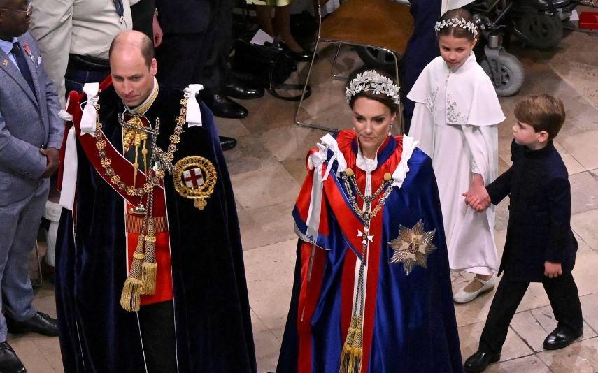 Kate Middleton - Exibe pernas de fazer inveja