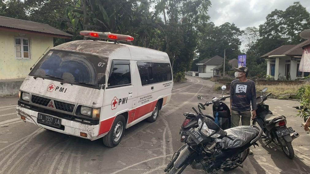 Pelo menos 11 mortos após erupção de vulcão na Indonésia