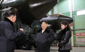 EUA, Japão e Coreia do Sul condenam programa nuclear de Pyongyang e laços com Moscovo
