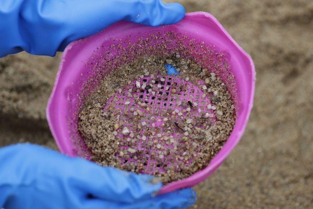 Toneladas de minúsculas bolas de plástico perdidas em águas portuguesas dão à costa na Galiza