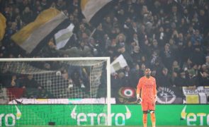 Roma vence no primeiro jogo sem Mourinho, racismo interrompe jogo em Udine