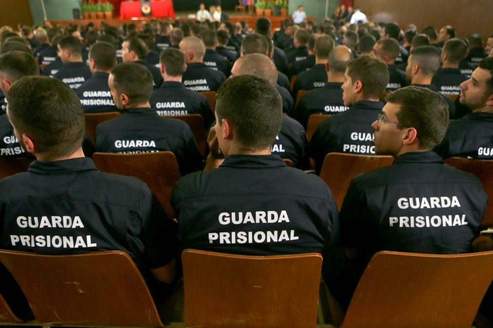 Guardas prisionais fazem vigília de protesto defronte da prisão de Monsanto