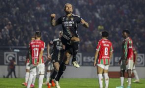 Benfica vence Estrela da Amadora e sobe provisoriamente à liderança