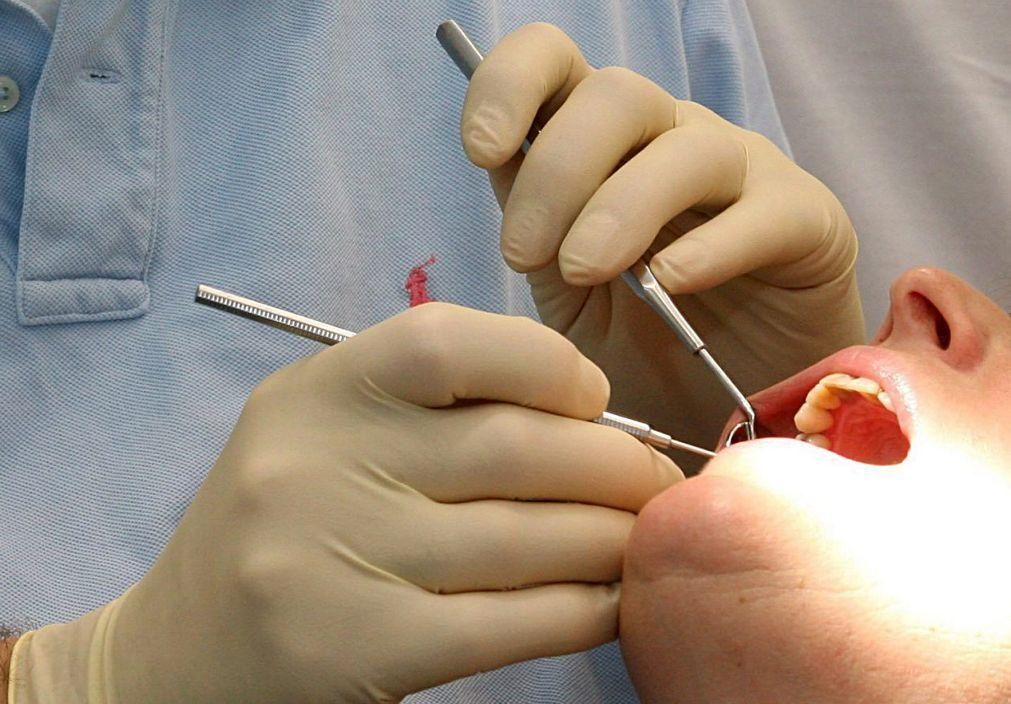 Dentistas alertam para casos graves de autotratamento e quer regular alinhadores de dentes