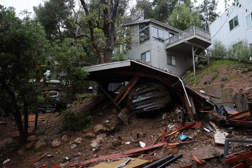 Chuvas torrenciais causam três mortes, deslizamentos e apagão na Califórnia