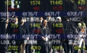 Bolsa de Tóquio fecha a ganhar 2,06%