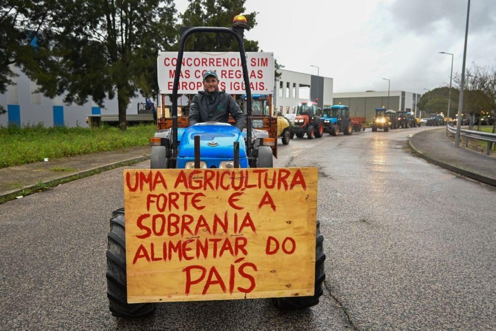 Cerca de setenta tratores em marcha lenta saíram do Bombarral