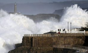 IPMA eleva para aviso vermelho de agitação marítima para sete distritos na sexta-feira