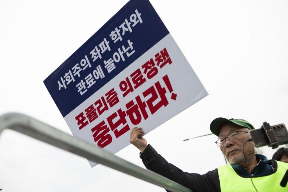 Governo da Coreia do Sul quer negociar com médicos internos em greve há 10 dias