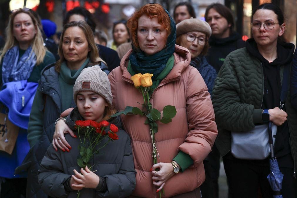 Dezenas de cidadãos russos concentrados junto à embaixada da Rússia em Lisboa em homenagem a Navalny