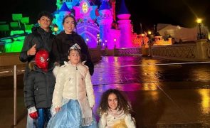 Georgina Rodriguez Filhos rendidos ao estarem com as personagens da Disney