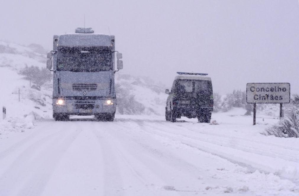 Neve corta estradas municipais no distrito de Viseu