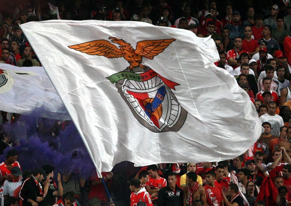 Benfica punido com multa pesada pela UEFA e em risco de não ter adeptos fora de casa