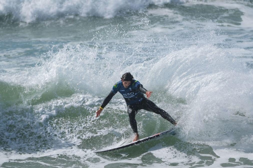 Surfista brasileiro Gabriel Medina em destaque num dia cheio de ação em Peniche