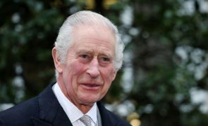 Rei Carlos III de Inglaterra elogia coragem da nora após diagnóstico de cancro