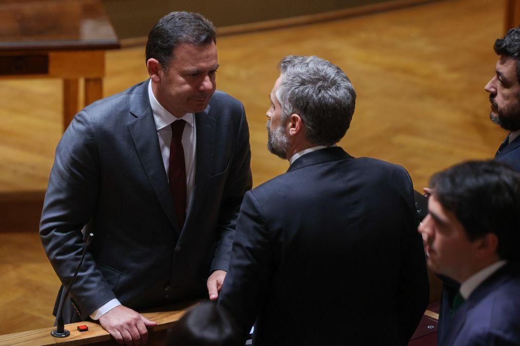 Líderes do PS e do PSD reunidos à distância mas ambos no parlamento