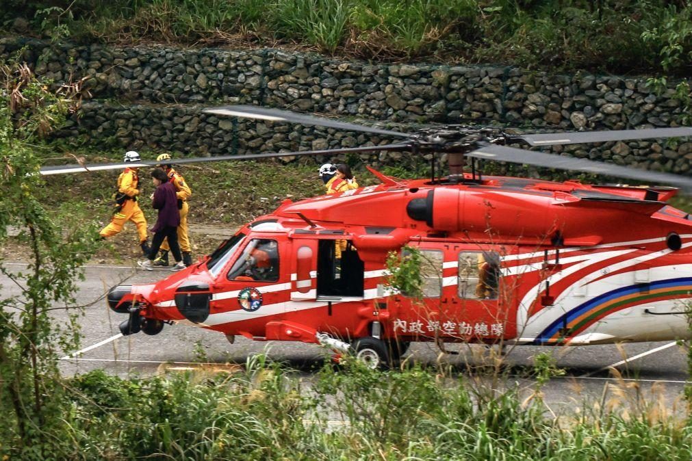 Mais de 600 pessoas ainda presas em Taiwan após sismo que causou 12 mortes