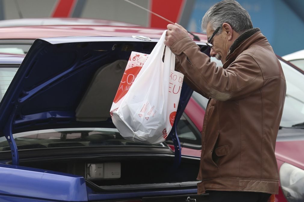 Quer mais descontos para fazer compras? Troque garrafas de plástico