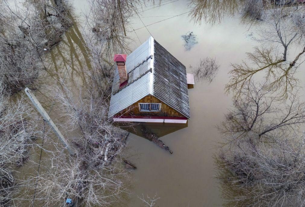 Milhares de pessoas retiradas no Cazaquistão e Rússia devido a inundações