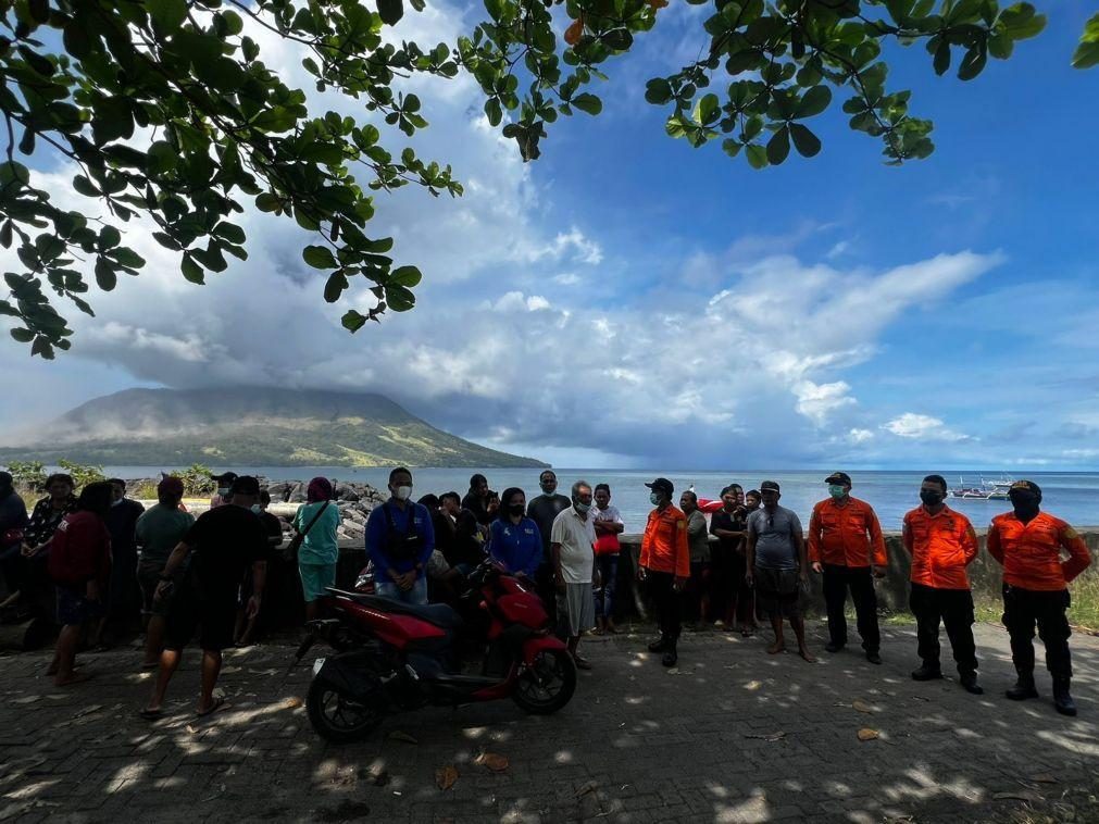 Encerrado aeroporto internacional próximo de vulcão em erupção na Indonésia