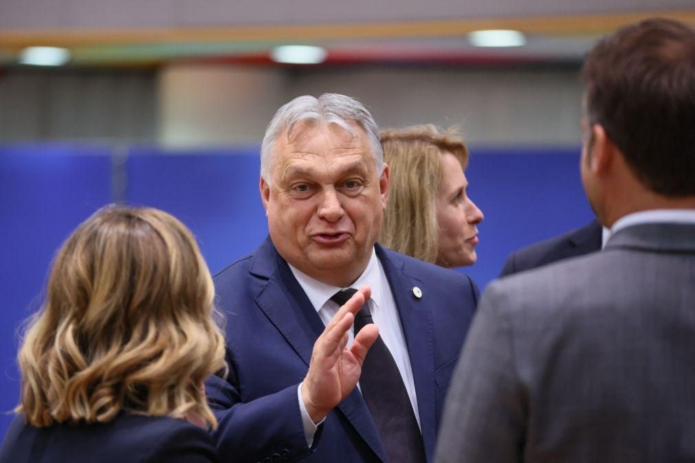 Orbán diz que Bruxelas está a 