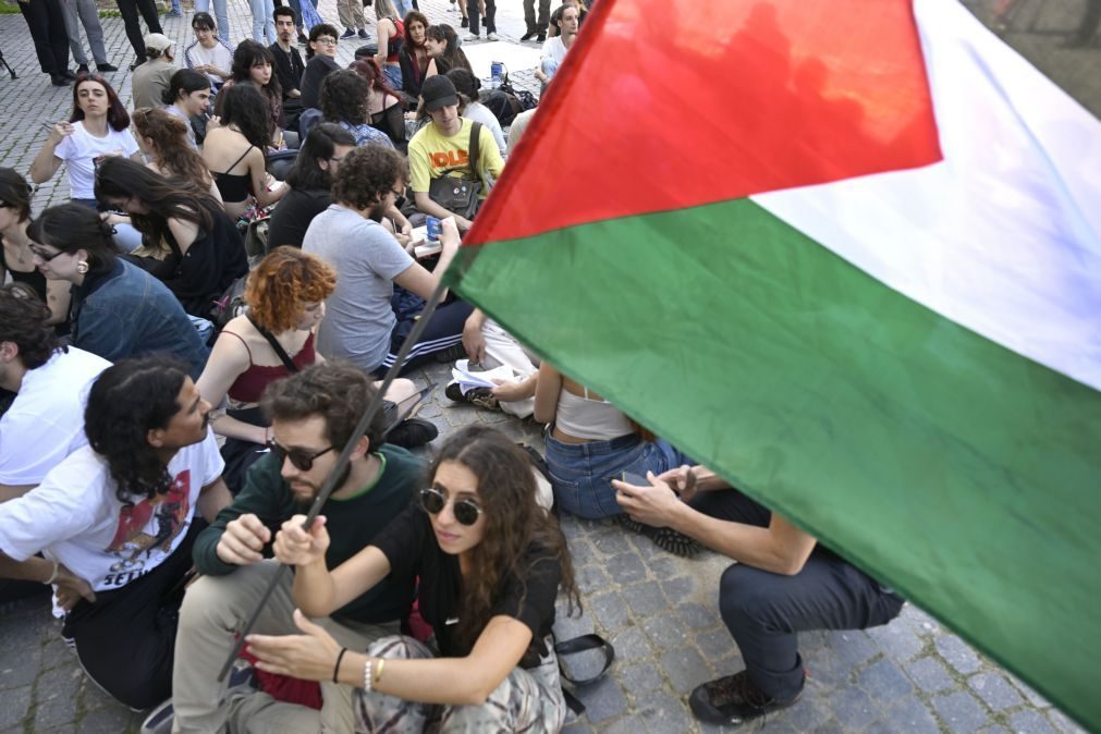 Cerca de 50 estudantes em protesto diante da reitoria da Universidade do Porto