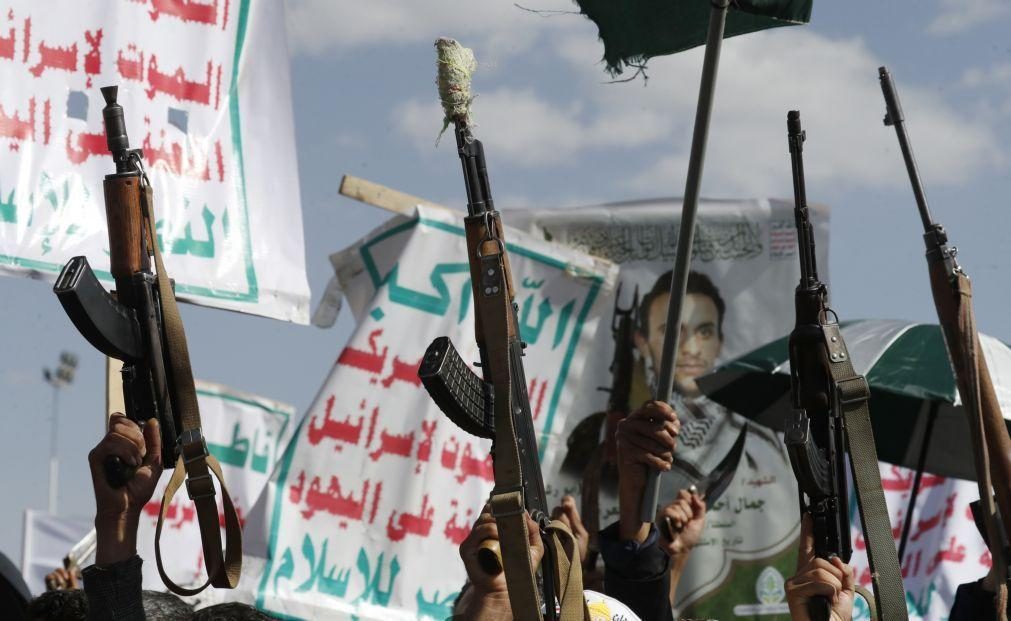 Huthis reclamam ataque a três navios na costa do Iémen