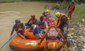 Pelo menos 12 mortos em inundações repentinas na Indonésia