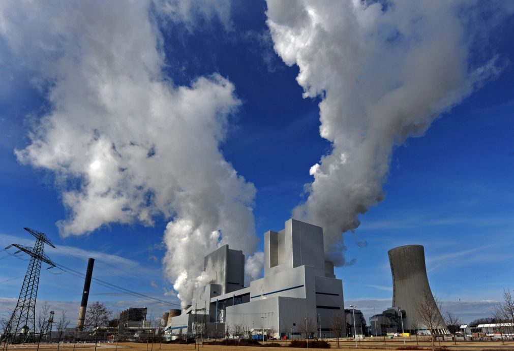 Clima: Meia centena de líderes mundiais reúnem-se hoje em cimeira em Paris