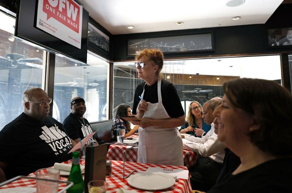 Susan Sarandon volta a ser empregada de mesa em Nova Iorque para exigir salários dignos