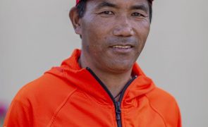 Alpinista Kami Rita escala Everest pela 30.ª vez e bate recorde mundial