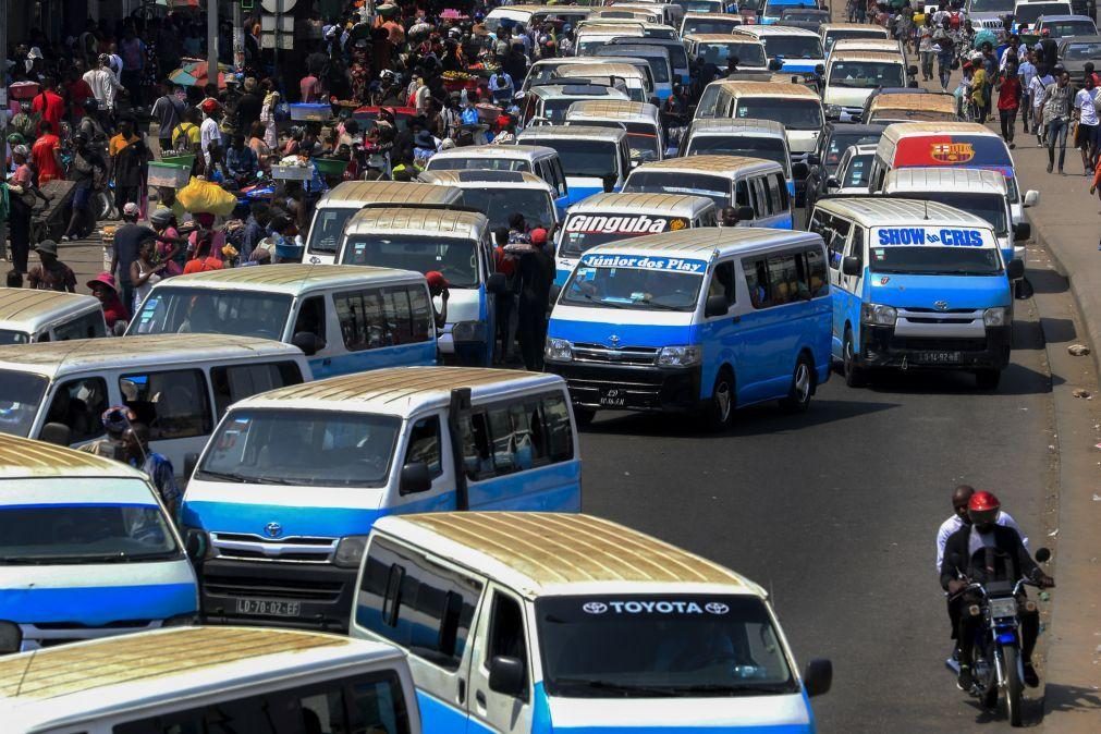 Subida de preço de transportes em Luanda obriga a longas caminhadas