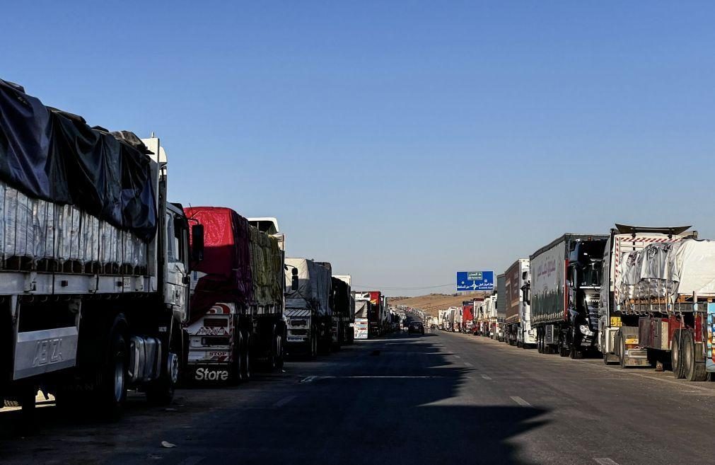 Dezenas de camiões de ajuda humanitária entram em Gaza vindos do Egito