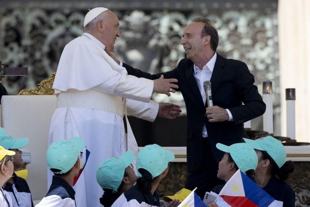 Benigni rouba protagonismo a papa na Jornada Mundial das Crianças