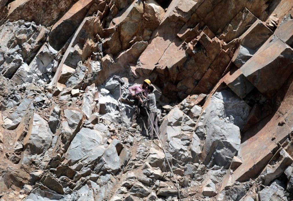 Treze mortos e 16 desaparecidos em desabamento numa pedreira na Índia