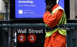 Wall Street fecha sem rumo mas com novo recorde do Nasdaq
