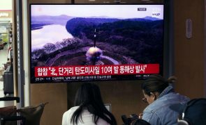 Kim Jong-un supervisiona disparos de sistema de lançador múltiplo de foguetes