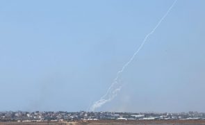Hezbollah dispara dezenas de foguetes contra Israel após ataque de 'drone'