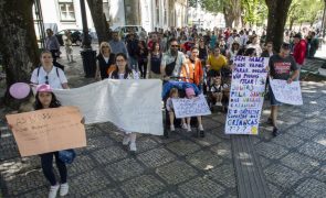 Cerca de 500 cidadãos marcharam em Viseu pela abertura das urgências pediátricas