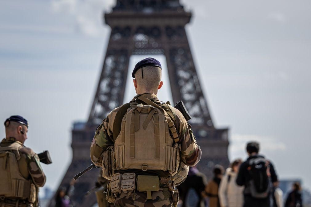 Caixões com referências à Ucrânia colocados ao pé da Torre Eiffel em Paris