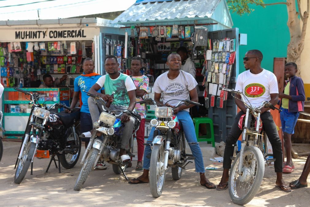 Moto-taxistas moçambicanos em Nacala arriscam ataques para evitarem desemprego