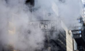 Wall Street hesita no início da sessão e espera novos dados sobre o emprego