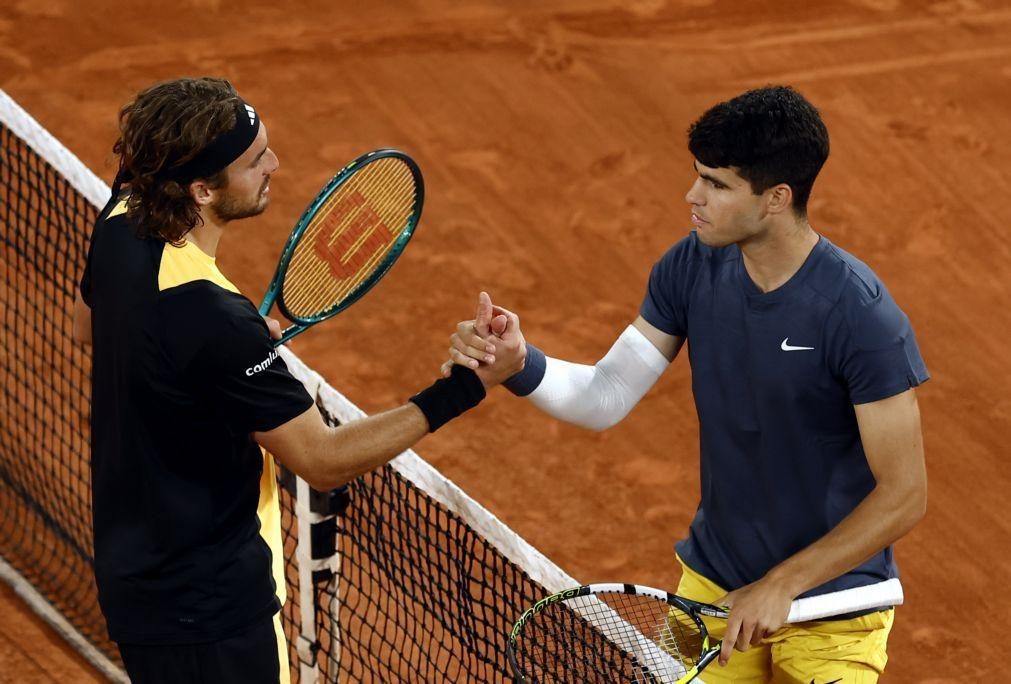 Alcaraz bateTsitsipas e garante 'meias' em Paris