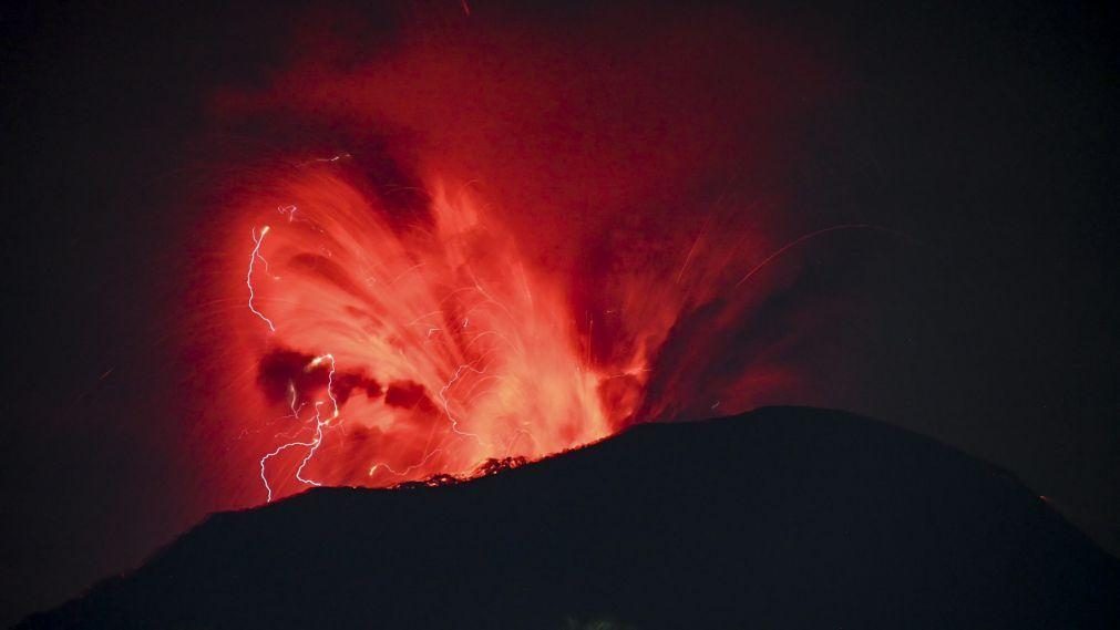 Novas erupções do vulcão Ibu na Indonésia