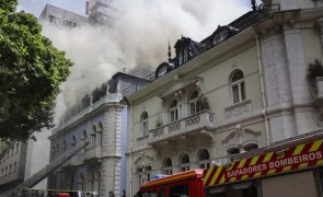 Incêndio em hotel em construção em Lisboa propaga-se e obriga a mais meios
