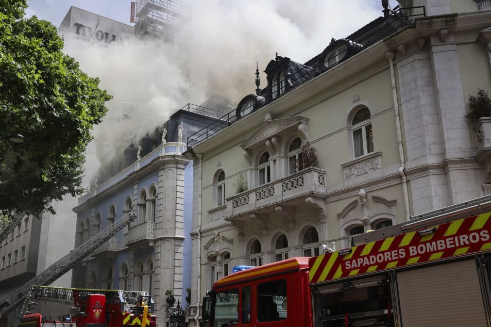 Incêndio em hotel em construção em Lisboa propaga-se e obriga a mais meios
